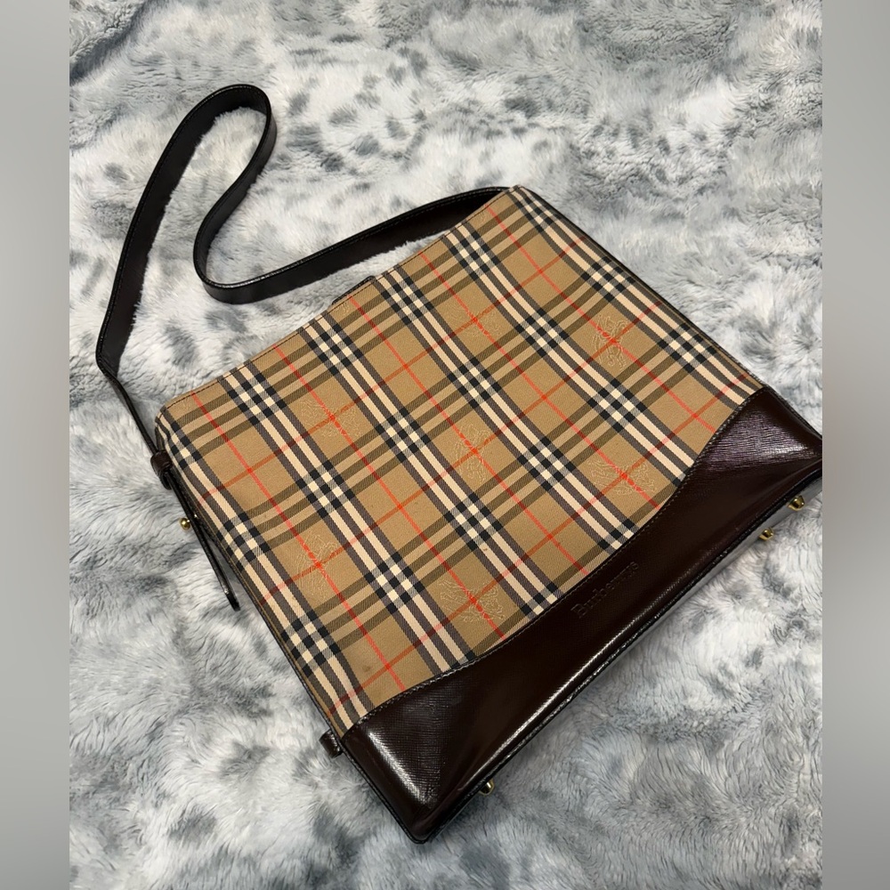 Burberry vintage shoulder bag
Very good condition
Authentic